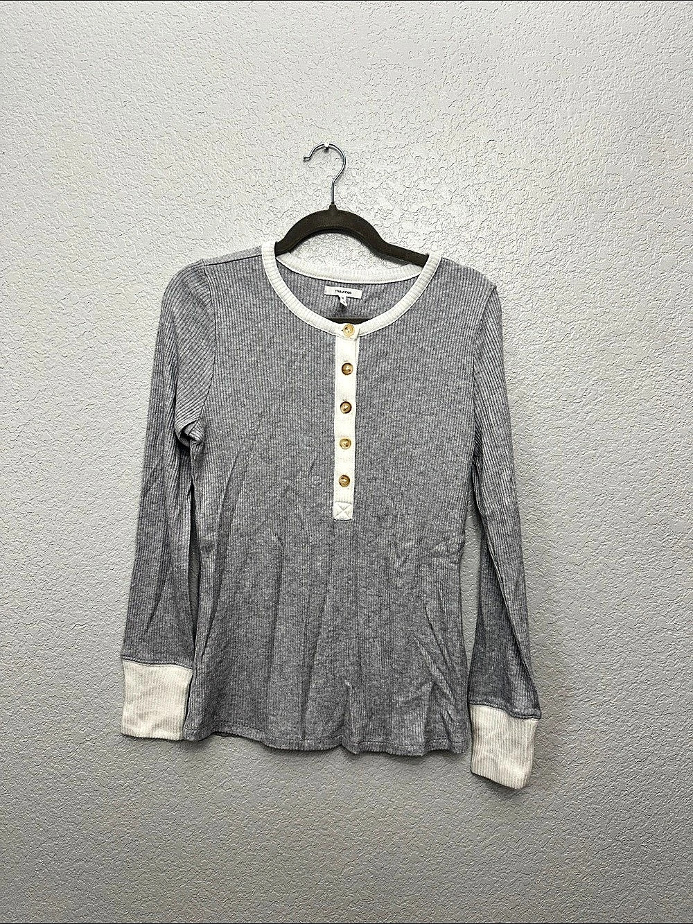 Maurices Long Sleeve Henley in Gray Size Small